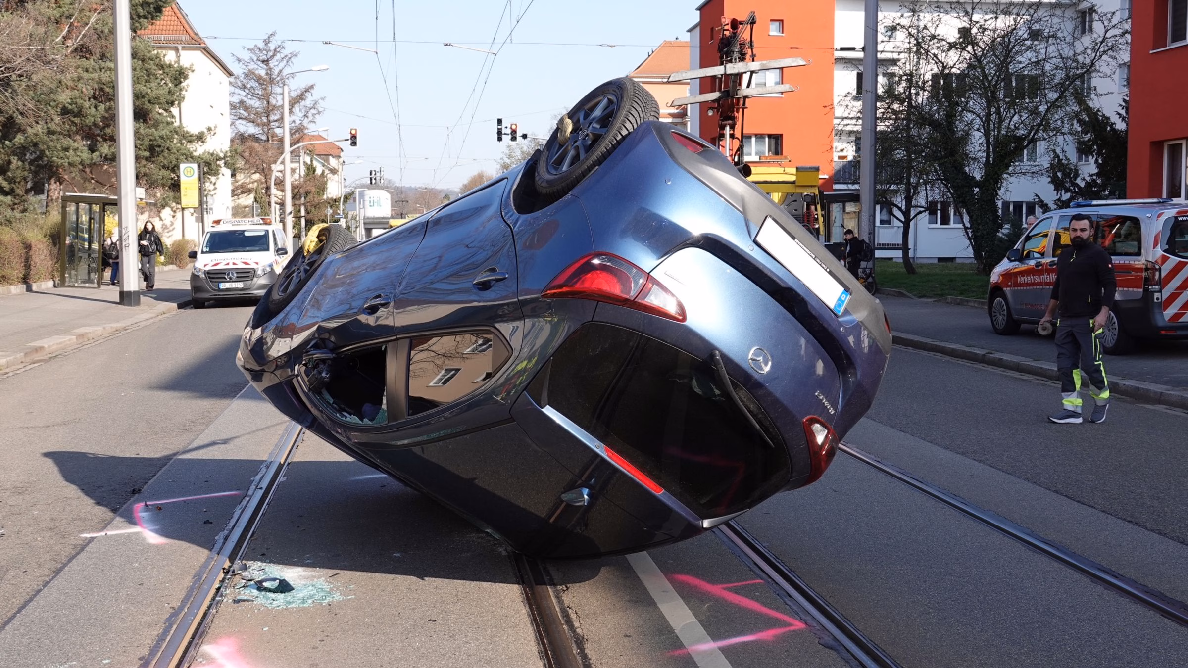 Auf der Leipziger Straße hatte sich aus bisher nun ungeköärter Ursache ein Auto überschlagen. Foto: R. Halkasch