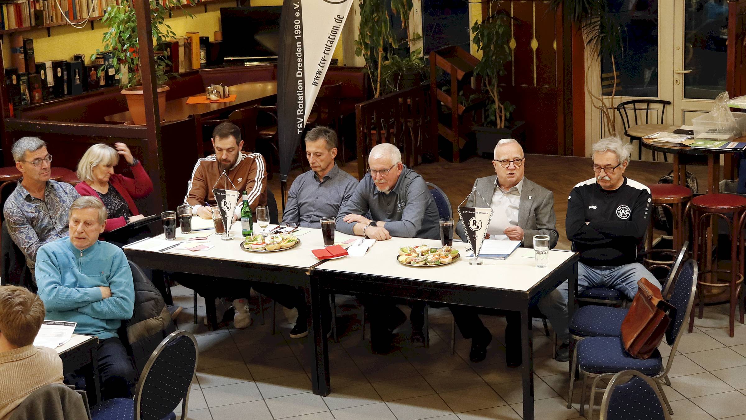 Präsident Frank Reichelt (zweiter von rechts) hat das Amt abgegeben. Er ist jetzt Ehrenpräsident des Vereins. Foto: J. Frintert