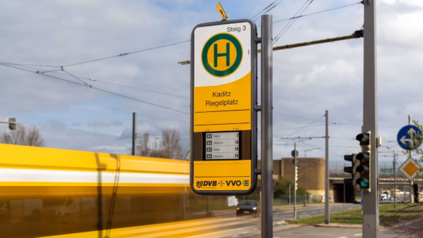 Haltestelle mit ePaper-Anzeige am Riegelplatz - Foto: DVB AG