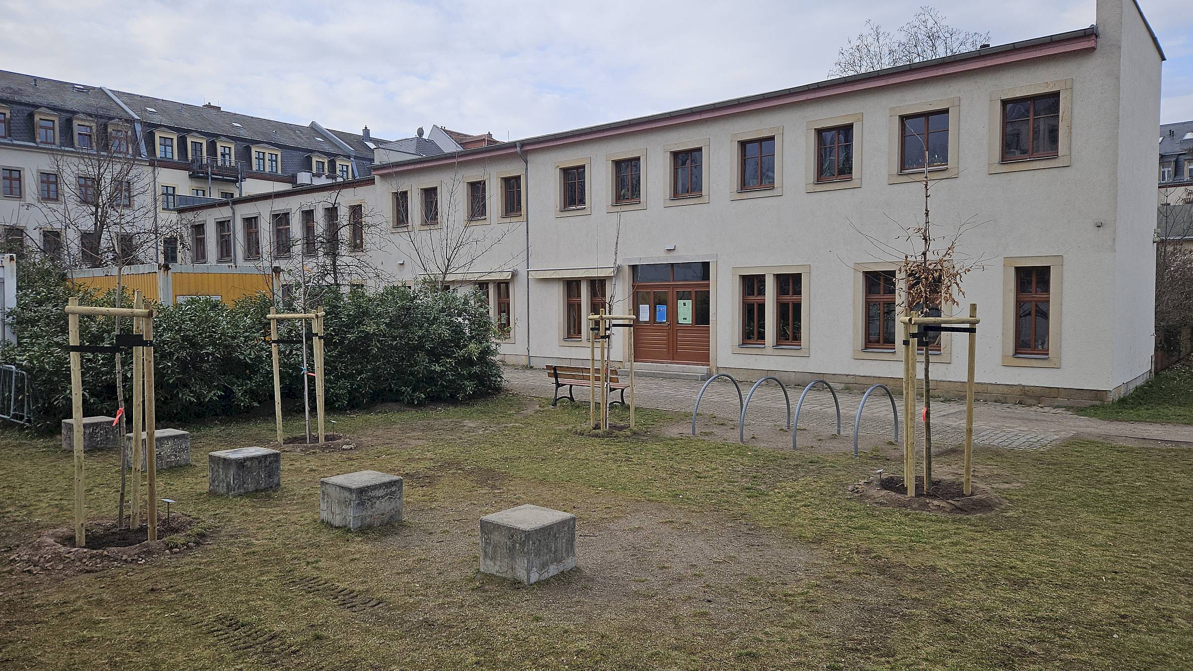 Vier Bäume und ein Busch wurden im Galvanohof gepflanzt. Foto: J. Frintert