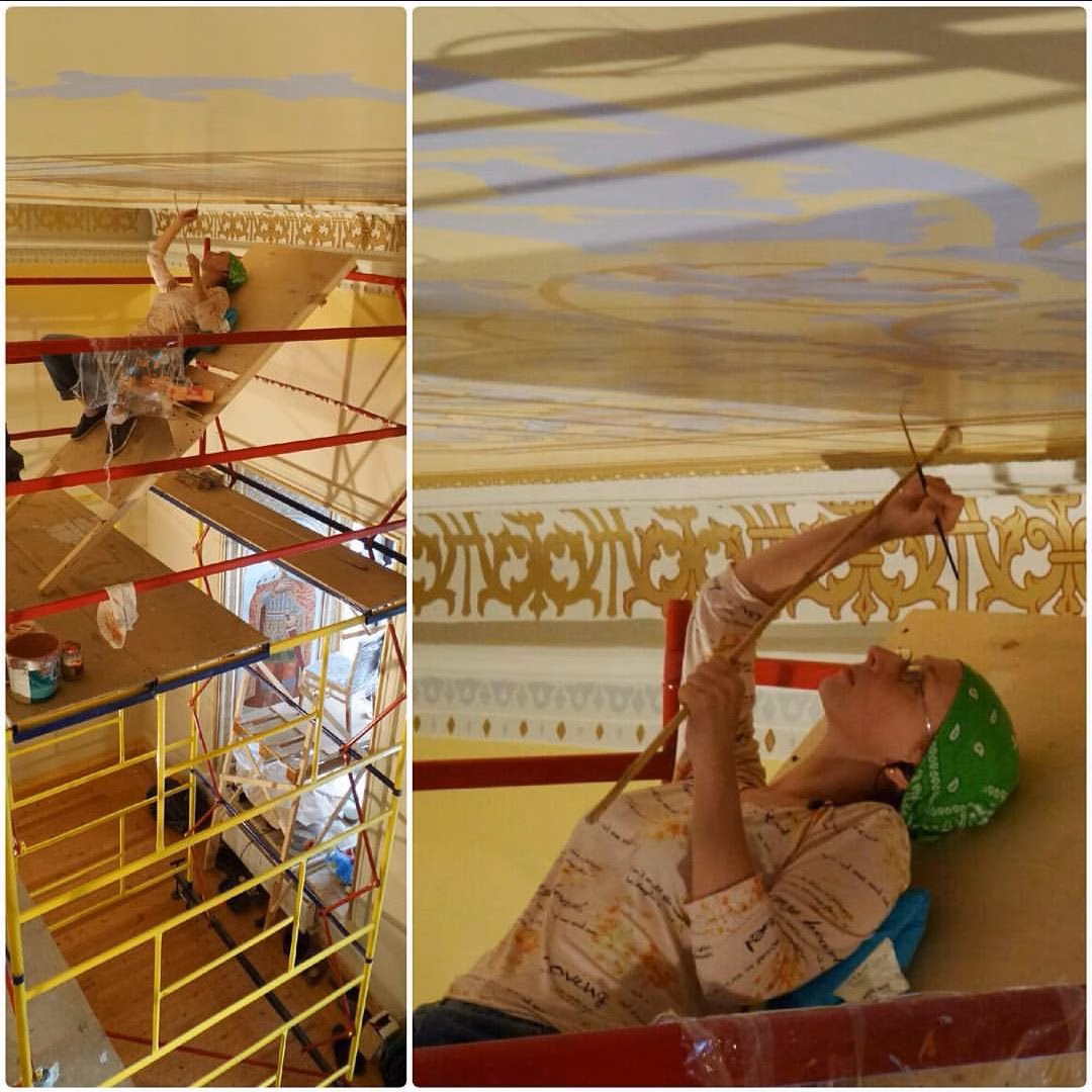 Mit dem Pinsel über'm Kopf arbeitete Petrasch mehrere Jahre an der Restaurierung von Deckenmalereien in einem russischen Kloster. Foto: Svetlana Petrasch