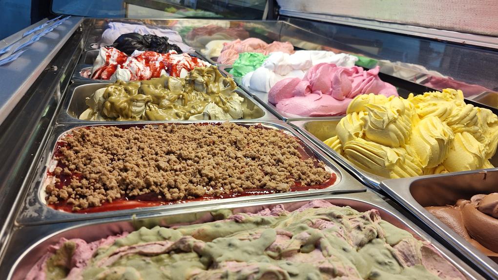 Zwischen Lavendel und „Black Beach“: Kinder und Erwachsene entdecken außergewöhnliche Eissorten mit Island-Bezug, auch vegan. Foto: Dirk Schulz