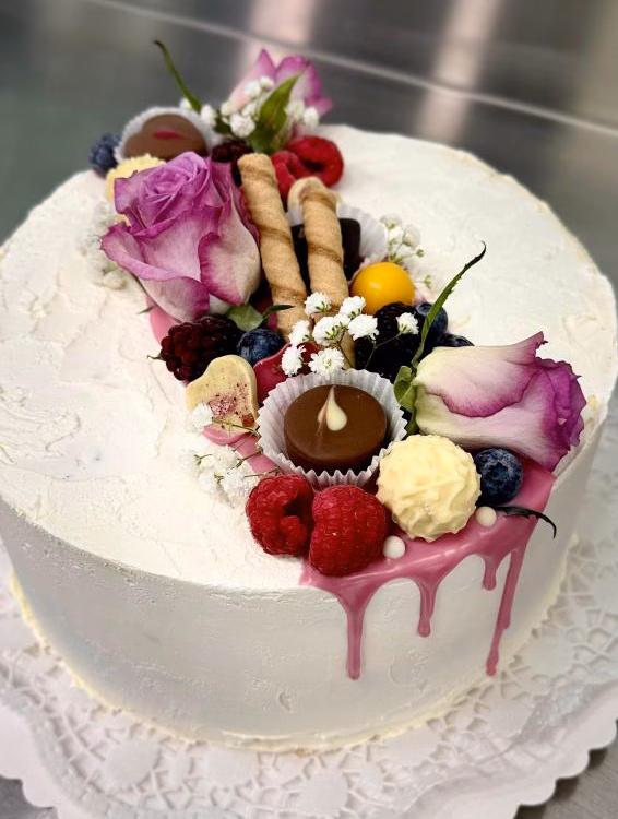 Eistorten vom "Iceland-Cream" sind zu Festlichkeiten vielgefragt. Daher sollte man frühzeitig bestellen. Foto: Dirk Schulz