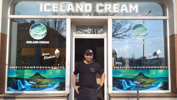 Frühlingsauftakt im „Iceland Cream“ von Dirk Schulz: Mit Saisonbeginn zieht es große und kleine Eishungrige in den Laden an der Leipziger Straße. Foto: S. Reichel