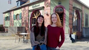Ab Mai Cafébetrieb bei der "Bäckerei Bruno" auf der Kronenstraße Viviane Brunk (l.) und Fiona Norbron (r.) haben die "Kronenbäckerei Rothe" übernommen. Der neue Name lautet "Bäckerei Bruno". Foto: S. Reichel