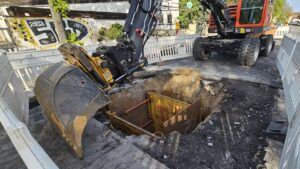 Fahrbahn eingebrochen: Industriestraße in Trachau gesperrt Rund zwei Meter tief ist das Loch in der Industriesstraße - Foto: J. Frintert