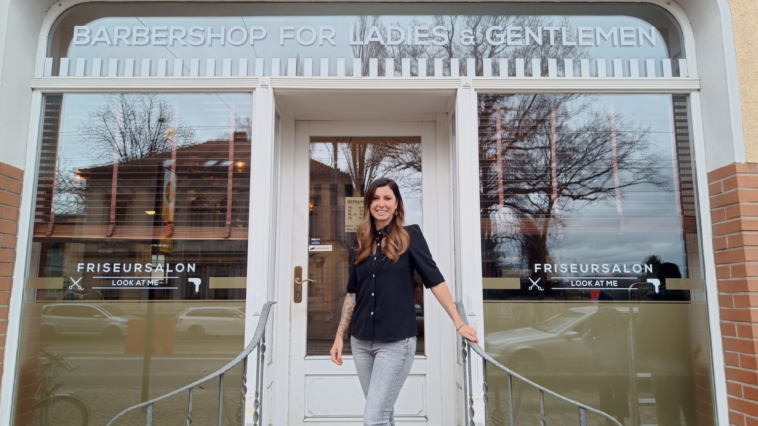 Das "Look at me" von Aileen Schulz liegt direkt neben dem Eisladen ihres Mannes, Dirk Schulz. Kunden können also erst die Frisur richten lassen und anschließend im "Iceland Cream" ein Eis essen.