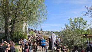 Hafencity-Promenade mit großem Fest eingeweiht Um die Mittagszeit strömten Neugierige in Scharen an die Elbpromenade - Foto: J. Frintert