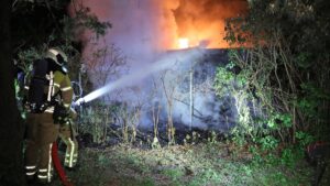 Gartenlaube in Dresden-Trachau abgebrannt Löscharbeiten der Dresdner Feuerwehr - Foto: R. Halkasch