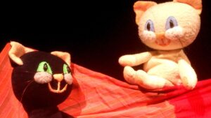 Kindertag im August Theater: Katzenabenteuer und Überraschung Szene aus Schwarz und Weiß - Foto: August Theater Dresden