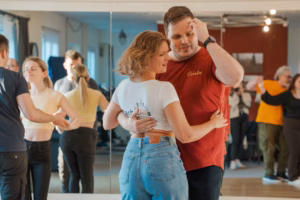 Von Salsa zu Bachata: Wie „Bachadda“ die Dresdner Tanzszene mitprägt Lisa Bruns und Carsten Trzaska betreiben die Dresdner Tanzschule „Bachadda“ und engagieren sich seit Jahren für den Aufbau der Bachata-Szene in der Stadt. Foto: Makowa M. Photography