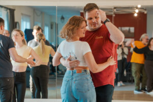 Von Salsa zu Bachata: Wie „Bachadda“ die Dresdner Tanzszene mitprägt Lisa Bruns und Carsten Trzaska betreiben die Dresdner Tanzschule „Bachadda“ und engagieren sich seit Jahren für den Aufbau der Bachata-Szene in der Stadt. Foto: Makowa M. Photography