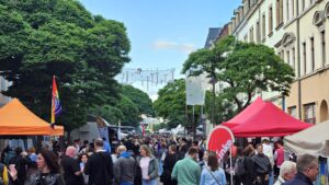 Auftakt nach Maß: Sankt Pieschen Vereine und Initiativen präsentierten sich am westlichen Ende der Oschatzer Straße - Foto: J. Frintert
