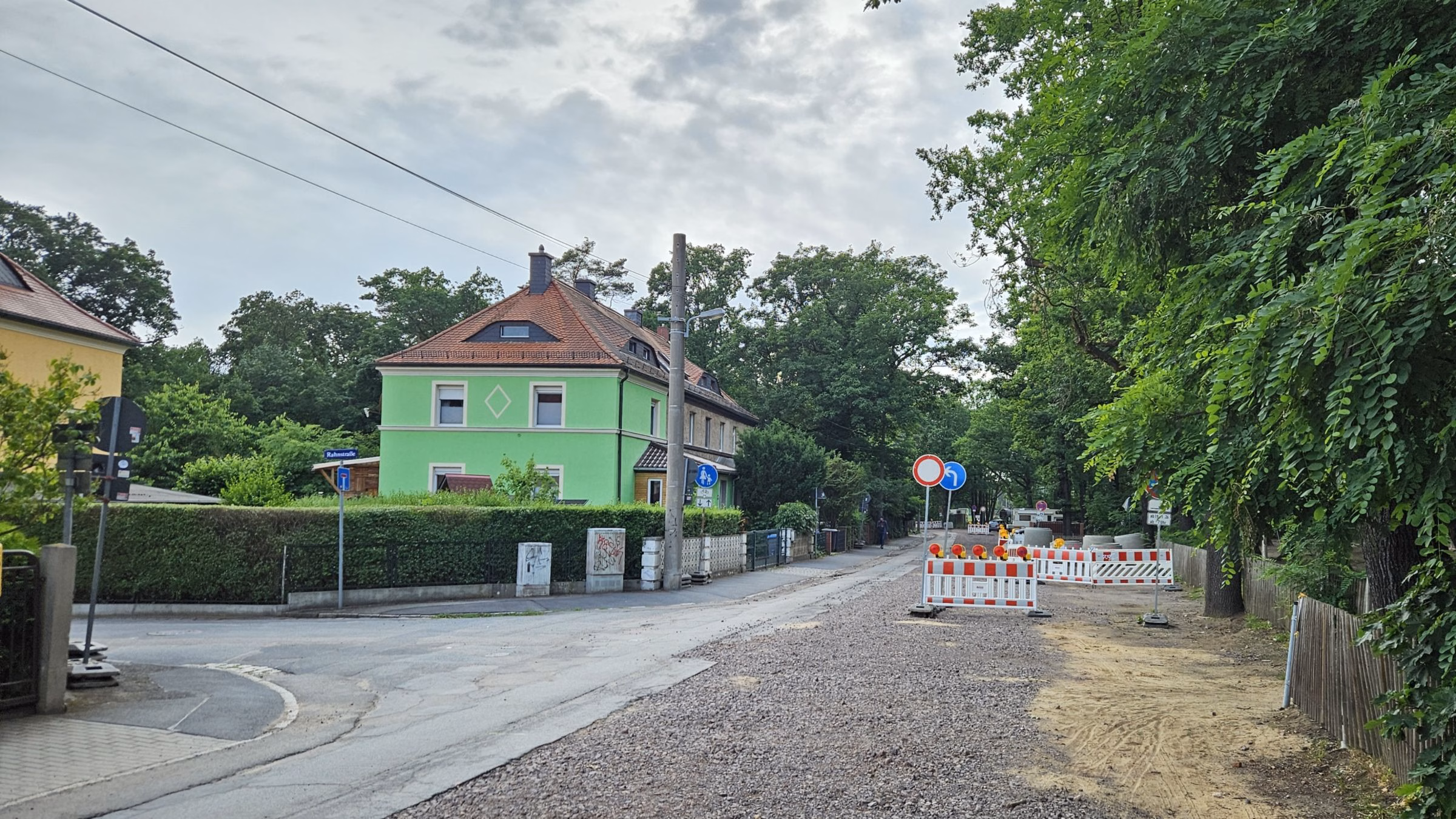 In Höhe der Rahnstraße soll die Neuländerstraße eine sogenannte Gehwegvorstreckung bekommen. Foto: J. Frintert