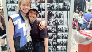 Teil Eins – Menschen auf ‚Sankt Pieschen‘ – alle unterschiedlich, alle dabei. Jule und Frieda genießen das bunte Programm auf Sankt Pieschen. "Schön, dass sich hier so viele unterschiedliche Menschen treffen", sagen sie. Foto: S. Reichel