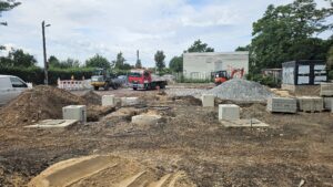 An der Leipziger Straße entsteht ein Ladepark An der Eisenberger Straße entsteht ein Ladepark für Elektroautos. Foto: J. Frintert