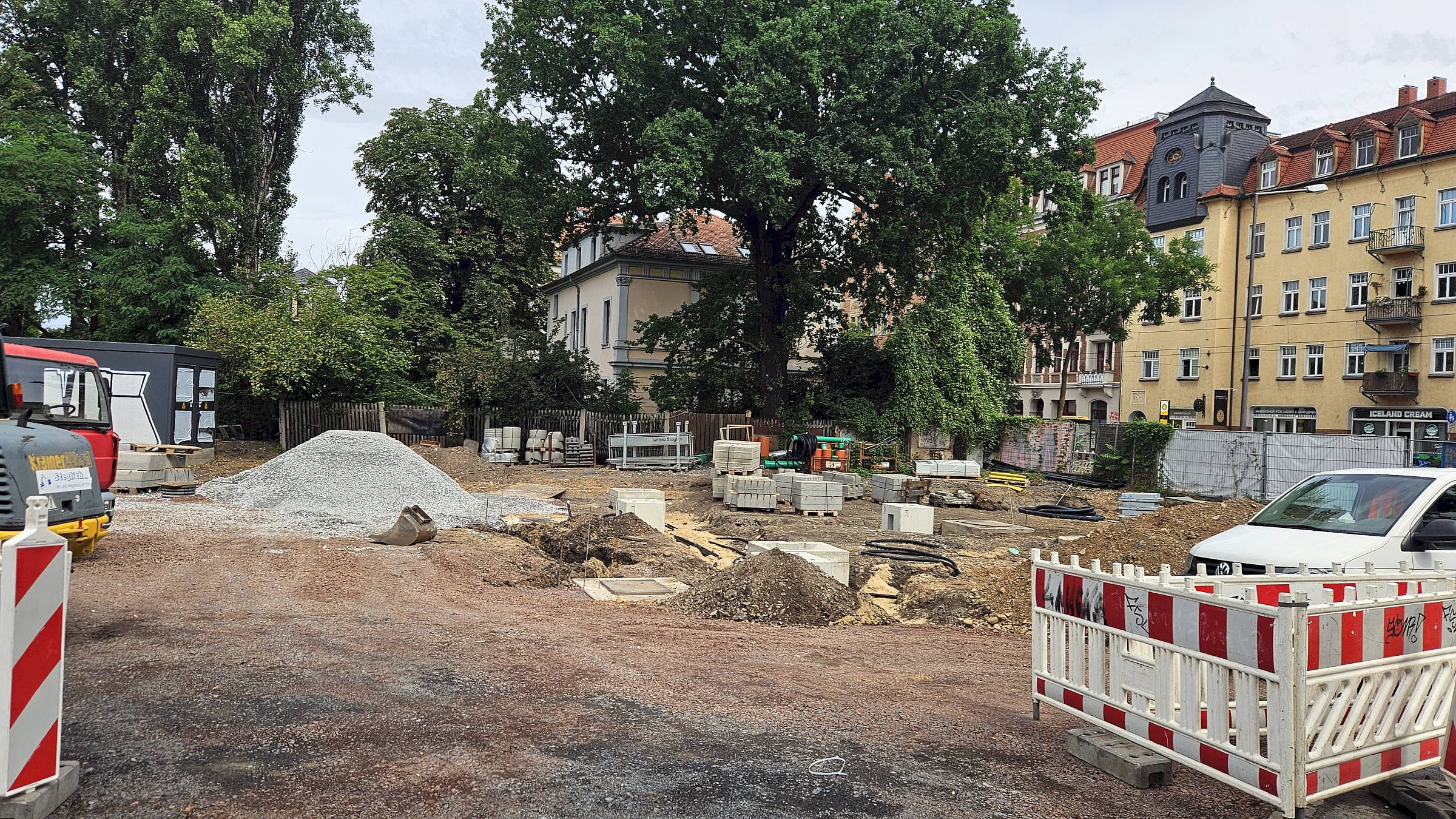 An der Eisenberger Straße entsteht ein Ladepark für Elektroautos. Foto: J. Frintert