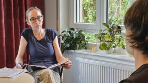 Soziale Angebote in Pieschen Sozialbürgermeisterin Kristin Klaudia Kaufmann im Gespräch mit dem Leiter der AWO-Schuldnerberatung Sebastian Lelanz - Foto: J. Frintert