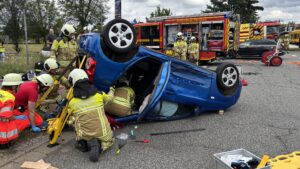 Auto überschlägt sich auf Sternstraße Unfall auf der Sternstraße - Foto: R. Halkasch