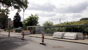 Abschließbare Fahrradständer am S-Bahnhof Pieschen Neben der aktuellen Radabstellanlage soll eine zweite, abschließbare, entstehen. Foto: J. Frintert