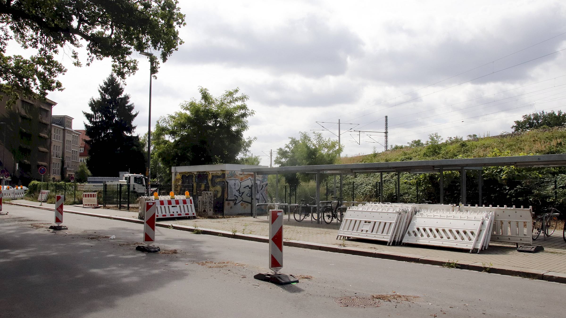 Neben der aktuellen Radabstellanlage soll eine zweite, abschließbare, entstehen. Foto: J. Frintert