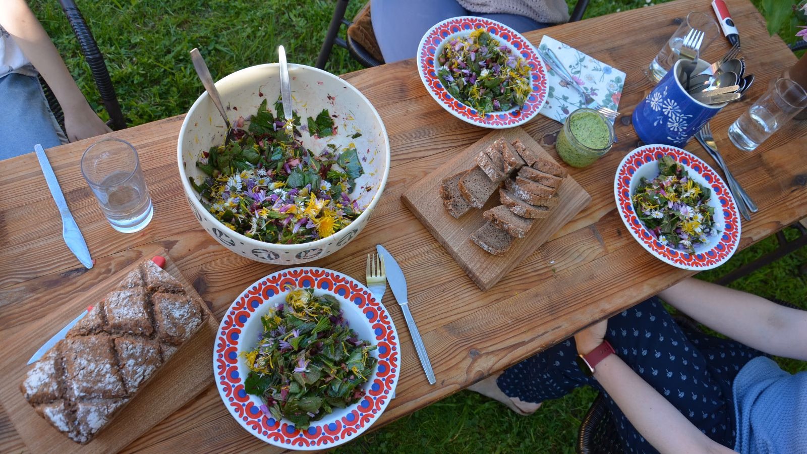 Erst die Wildkräuter sammeln, dann aufs Brot und schmecken lassen. Foto: PR